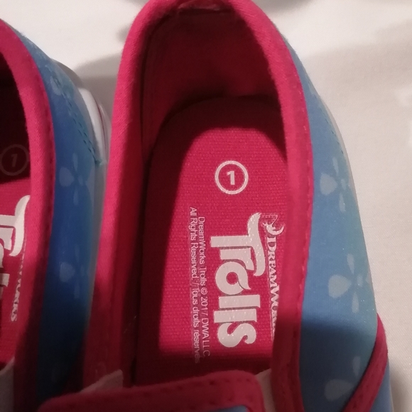 🔥SALE🔥 Trolls DreamWorks Poppy Slip-on Running Shoes Size 1 NWT - Picture 2 of 5